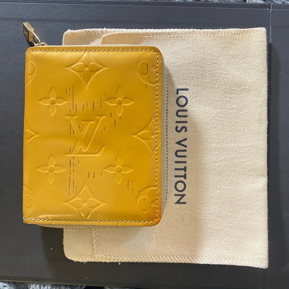 Louis Vuitton Accessories - LOUIS VUITTON Beige/yellow Monogram Vernis Zippy Compact Wallet 4x3.5